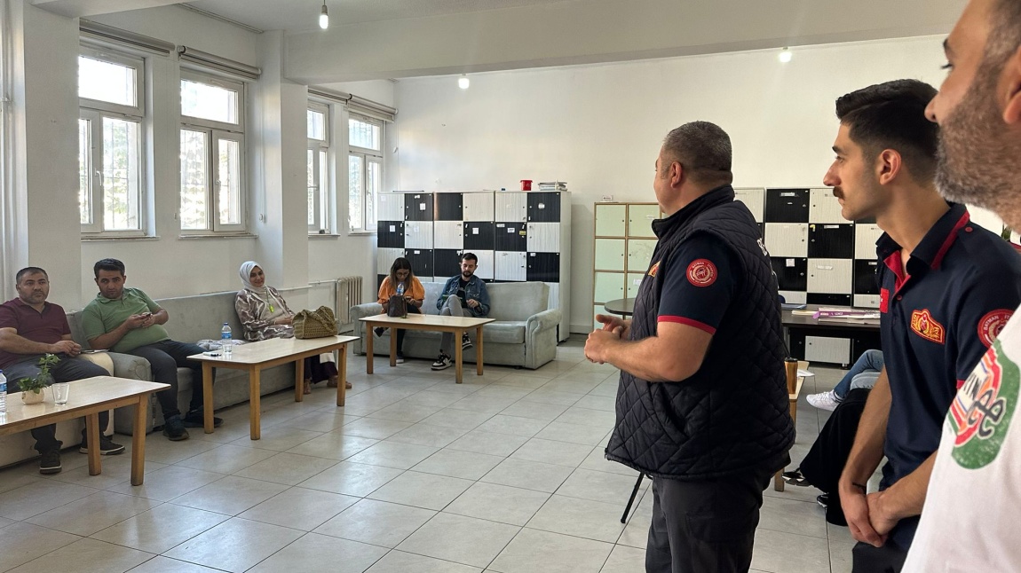 Okulumuzda itfaiye ekipleri ile ilk yardım semineri verildi.